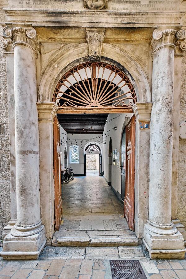 Lupino's Gallery - Old Town Apartman *