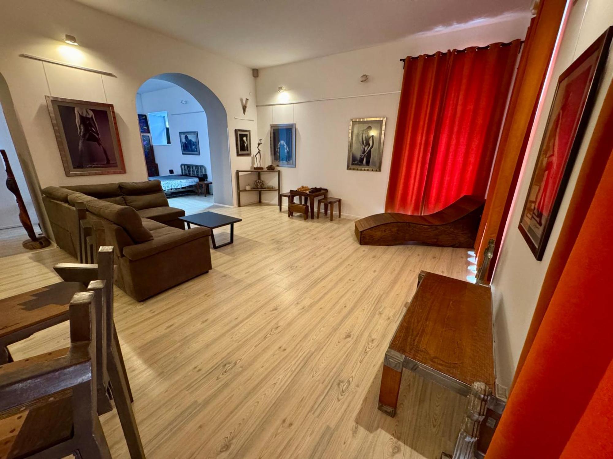 Lupino's Gallery - Old Town Apartman
