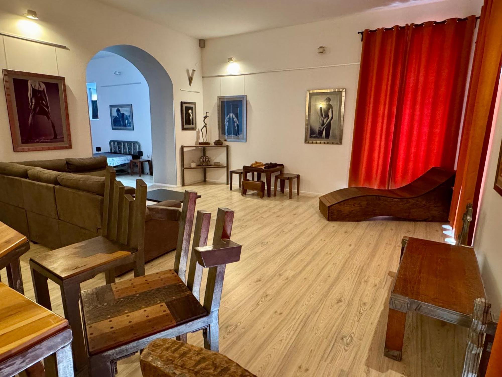 Lupino's Gallery - Old Town Apartman